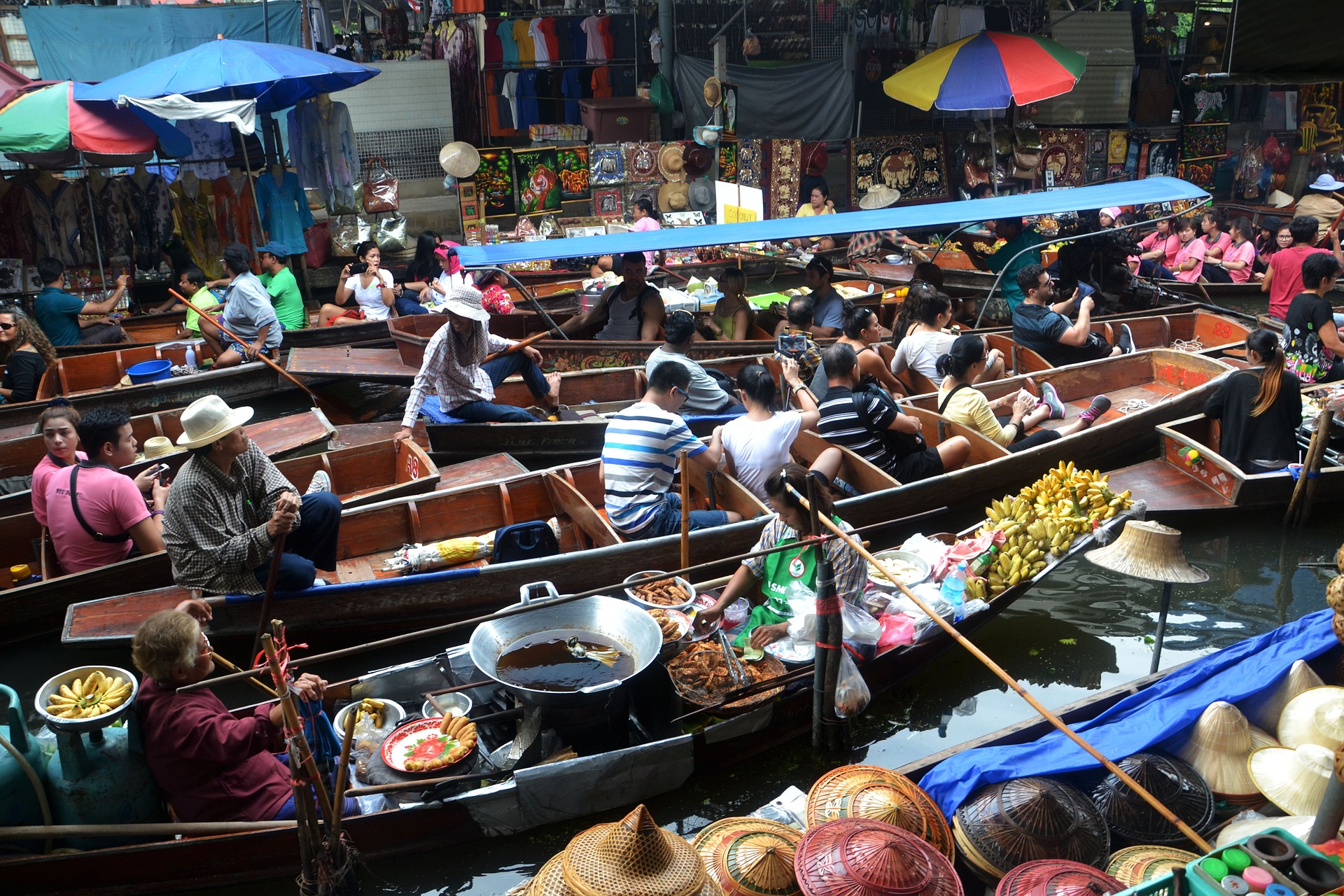 How To Describe A Crowded Street